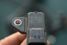 Cargar imagen en el visor de la galería, 25 HP 30 HP Tohatsu Nissan Map Sensor 3ac102140