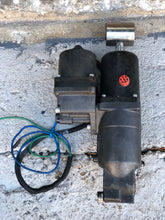 Load image into Gallery viewer, DF 60 70 90 115 140 HP Suzuki trim pump, Power 48400-90j00