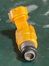 Lade das Bild in den Galerie-Viewer, sold local may2025——f 150 hp Yamaha FUEL INJECTOR orange 63P-13761-00-00 CDH275 four stroke 2004-2010 cleaned
