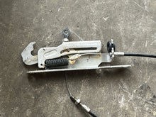 Lade das Bild in den Galerie-Viewer, 350 hp Mercury Verado SIDE LATCH ASSY 888974A02 CABLE 8M0080491 FOUR STROKE 200-400 hp compatible
