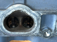 Cargar imagen en el visor de la galería, f 115 hp Yamaha CYLINDER HEAD ASSY 68V-11110-01-94 four stroke 2004 without cams
