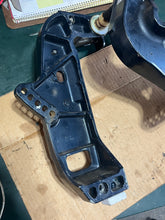 Cargar imagen en el visor de la galería, 50 40 hp Evinrude CLAMP BRACKET 5031485 strbd 5031486 port four stroke 1999-2000 DF 40 50 hp Suzuki 41121-97E03-0ep 41121-97E02-Y5T equivalent part numbers OUTBOARD
