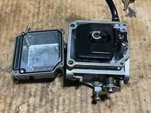 Lade das Bild in den Galerie-Viewer, 90 75 hp Yamaha carburetor set with linkages 6H1-14301-07-00 6H1-14302-07-00 6H1-14303-07-00 Two Stroke 1992-2003
