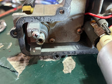Load image into Gallery viewer, incomplete——60 hp Mercury vst VAPOR SEPARATOR &amp; fuel pump 883202T02 TESTED &amp; 883257T 1 Regulator Four Stroke EFI 30 40 50 hp compatible
