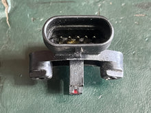 Load image into Gallery viewer, 150 175 hp Johnson Evinrude 0777662 777662 0584914 586343 Flywheel Sensor Assembly OIS ignition Two Stroke

