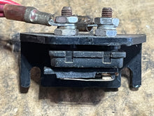 Lade das Bild in den Galerie-Viewer, 85 hp Force F510460 CIRCUIT BREAKER, Bracket F91446-1 two stroke Mercury 1982-1986
