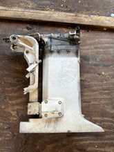 Lade das Bild in den Galerie-Viewer, 90 115 150 175 200 hp Johnson Evinrude 25” Midsection SWIVEL 0435005 EXHAUST HOUSING 0332745 ADAPTOR 0331039 MOUNT BRACKET 0336733 two stroke 4 &amp; 6 cylinder crossflow mid for old-style trim assy 1994 and earlier
