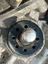 Lade das Bild in den Galerie-Viewer, PARTS f 150 hp Yamaha PTT POWER TRIM UNIT 63P-43800-13-00 four stroke NEEDS NEW MOTOR
