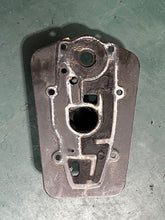 Lade das Bild in den Galerie-Viewer, 8 HP Mercury 413449 bottom cowl ADAPTER PLATE - USE WITH DESIGN II WATER TUBE oem
