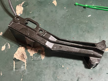 Cargar imagen en el visor de la galería, 225 200 hp Mercury THROTTLE LINKAGE BRACKET 8240102 824010-c two stroke efi dfi 1994
