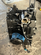 Lade das Bild in den Galerie-Viewer, 40 30 hp Mercury EFI CYLINDER BLOCK long 850082T35 four stroke 3 cylinder 2005
