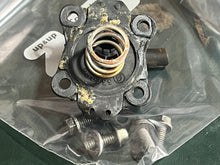 Cargar imagen en el visor de la galería, 200 225 250 hp Johnson 337486 Evinrude 0337486 Thermostat COVER 0337067 SPRING FITTING Two Stroke v6 1993-2000
