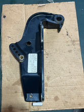 Cargar imagen en el visor de la galería, 50 40 hp Evinrude CLAMP BRACKET 5031485 strbd 5031486 port four stroke 1999-2000 DF 40 50 hp Suzuki 41121-97E03-0ep 41121-97E02-Y5T equivalent part numbers OUTBOARD
