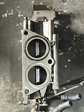 Cargar imagen en el visor de la galería, f 115 hp Yamaha THROTTLE BODY #1 and #2 68V-13751-01-00 68V-13752-01-00 2005, four stroke 2001-2011
