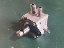 Lade das Bild in den Galerie-Viewer, BF 90 50 40 35 25 hp Honda 16700-ZW1-004 FUEL PUMP oem 1997-2005
