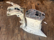 Lade das Bild in den Galerie-Viewer, 90 hp Evinrude E-tec 20” MIDSECTION sl SWIVEL 0434691 STEERING ARM 5001766 5009550 exhaust housing 0351234 adaptor 0350834 two stroke 2004-2012

