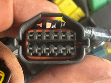 Cargar imagen en el visor de la galería, f 115 hp Yamaha BRACKET 68V-81948-00-00, POWER TRIM RELAY 68V-8195B-01-00 2004-2011, RELAY 68V-8194A-00-00, WIRE HARNESS ASSY 68V-82590-20-00 2002-2003
