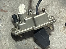 Lade das Bild in den Galerie-Viewer, f 225 200 hp Yamaha vst FLOAT CHAMBER COVER 69J-14182-10-00 four stroke 2005-2010
