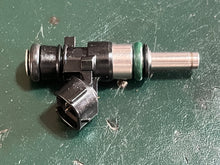 Lade das Bild in den Galerie-Viewer, DF 30 25 hp Suzuki FUEL INJECTOR 15710-82M00 four stroke 2015-2024 - resistance tested
