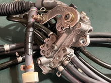 Lade das Bild in den Galerie-Viewer, 250 225 hp Yamaha OIL INJECTION PUMP 60v-13200-01-00 two stroke vmax 2003-2005 62J-13200-01-00
