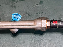 Lade das Bild in den Galerie-Viewer, DF 250 225 200 hp Suzuki 15710-93J00 FUEL INJECTOR ASSY, 15751-93J00 DELIVERY PIPE four stroke 2004-11
