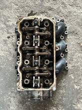 Lade das Bild in den Galerie-Viewer, 40 30 hp Mercury EFI CYLINDER HEAD ASSY crankcase 877568T 803016T06 COVER 834779A1 four stroke 3 cylinder 2005
