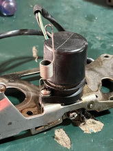 Lade das Bild in den Galerie-Viewer, 50 40 hp Yamaha Mercury PRIMER STARTER ASSY 62Y-14380-00-00 COIL SOLENOID 6E9-86111-01-00 BRACKET 62Y-14291-00-00 four stroke
