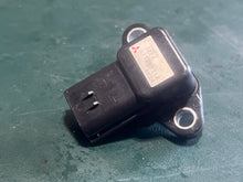 Cargar imagen en el visor de la galería, DF 250 225 200 hp Suzuki 18590-68H00 map PRESSURE SENSOR four stroke
