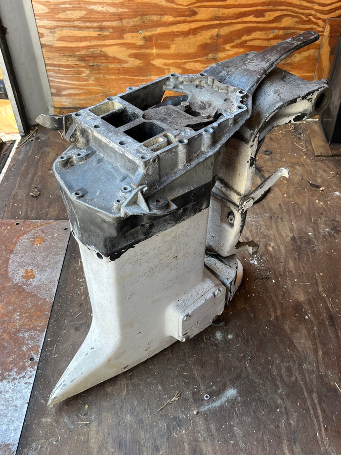 140 125 120 hp Johnson Evinrude 20” MIDSECTION with EXHAUST HOUSING 0397861 ADAPTOR 0398694 SWIVEL BRACKET 0432708 STEERING ARM 0392519 two stroke 1988