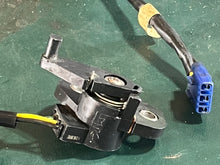 Cargar imagen en el visor de la galería, BF 135 150 hp Honda TRIM ANGLE SENSOR sender 35660-ZY6-013 four stroke 2004-up - may be compatible with BF 130 115 hp 35660-ZW5-013
