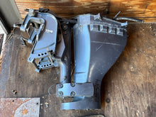 Cargar imagen en el visor de la galería, f 25 hp Yamaha MANUAL TILT MIDSECTION four stroke 15” SHORT SWIVEL 65W-43311-00-4D RECEIVER 66T-43350-01-00 UPPER CASING EXHAUST 65W-41137-02-94 65W-45111-00-4D CLAMP BRACKETS 65W-43111-01-4D four stroke 1998-2004
