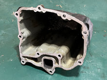 Lade das Bild in den Galerie-Viewer, BF 25 30 hp Honda 11311-ZV7-010ZA OIL PAN 04102-ZV7-000ZA pre-97 four  stroke
