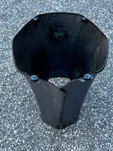 Lade das Bild in den Galerie-Viewer, 150 175 200 hp Yamaha BOTTOM COWLING APRON 68F-42741-00-4D two stroke 2.6 HPDI 2000-2011 some 175 200 hp compatibility
