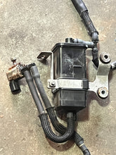 Lade das Bild in den Galerie-Viewer, f 115 hp Yamaha fuel CANISTER 6P2-24170-00-00 SOLENOID VALVE 6C5-86120-00-00 HOLDER 6EK-2419A-00-00 four stroke 2014-2018 some 150 175 200 225 250 300 350 hp
