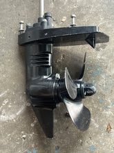 Lade das Bild in den Galerie-Viewer, DF 2.5 hp Suzuki 20” GEAR CASE ASSY 55110-97J51-YAY DRIVESHAFT 57111-97J20 PROP HOUSING 56120-97J50-YAY PROPELLER 58110-97JA0-019 four stroke 2024
