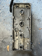 Lade das Bild in den Galerie-Viewer, DF 175 hp Suzuki CYLINDER HEAD COVER 11170-96J00 four stroke 2006-2021 some compatibility 150 200 hp
