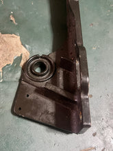 Cargar imagen en el visor de la galería, 225 200 hp Mercury THROTTLE LINKAGE BRACKET 8240102 824010-c two stroke efi dfi 1994
