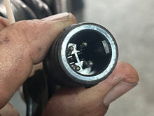 Lade das Bild in den Galerie-Viewer, 200 hp Yamaha OIL LEVEL GAUGE sensor 6E5-85720-02-00 with 10’ LEAD WIRE 6E5-82521-03-00 Two Stroke 1985-1993 some compatibility 115 130 150 175 220 225 250 hp
