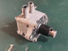 Lade das Bild in den Galerie-Viewer, BF 90 50 40 35 25 hp Honda 16700-ZW1-004 FUEL PUMP oem 1997-2005
