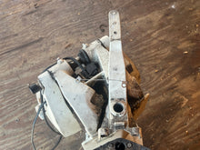 Lade das Bild in den Galerie-Viewer, 150 hp Evinrude 25” MIDSECTION SWIVEL 0434724 0435006 STEERING ARM 0436983 HOUSING 0340731 0338664 stern BRACKETS 0335489 0335416 two stroke E150EXERV 1994
