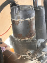 Load image into Gallery viewer, 115 130 150 175 200 hp Yamaha ptt POWER TRIM &amp; TILT UNIT two-wire 6G5-43800-05-4D two stroke 1994-1996 no broken bolts good manual release
