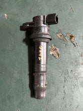 Cargar imagen en el visor de la galería, DF 40 50 hp Suzuki 33410-87J01 IGNITION COIL oem 2009 (2000-2010) Four Stroke 2-pin adaptor
