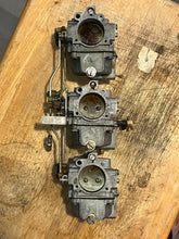 Load image into Gallery viewer, 70 hp Johnson Evinrude 313355 d2 d1 CARBURETOR w linkages, choke solenoid &amp; plunger TWO STROKE oem 0393546 0393547 CARBURETOR with linkages two stroke 1978-88
