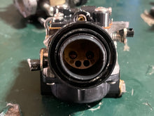 Load image into Gallery viewer, 25 35 HP OMC Johnson Evinrude CARBURETOR SET two stroke 3 cylinder 1996-2001 0438272 438272 0438273 438273 436351 0436351
