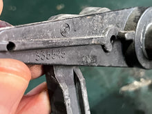 Load image into Gallery viewer, 150 175 hp Evinrude THROTTLE SHAFT ARM ASSY two stroke OIS 1991-2006 0335548 THROTTLE ARM SHAFT 335595 THROTTLE LINK, 0335543 LEVER, 0343978 ROLLER HUB, 5004426 0437996 THROTTLE ARM, 0335544 ROLLER ARM SHAFT
