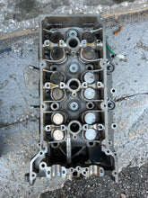 Lade das Bild in den Galerie-Viewer, DF 225 250 hp Suzuki CYLINDER HEAD strbd 11101-93J01 four stroke
