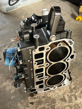 Lade das Bild in den Galerie-Viewer, 40 30 hp Mercury EFI CYLINDER HEAD ASSY crankcase 877568T 803016T06 COVER 834779A1 four stroke 3 cylinder 2005
