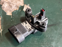 Load image into Gallery viewer, 150 175 hp Johnson Evinrude 0777662 777662 0584914 586343 Flywheel Sensor Assembly OIS ignition Two Stroke
