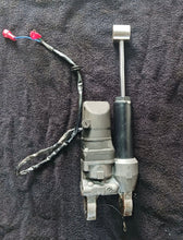 Cargar imagen en el visor de la galería, 30 25 hp Mercury POWER TRIM TILT ASSY ptt 851873T03 Four Stroke EFI
