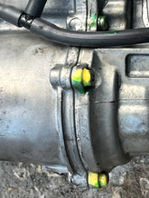 Lade das Bild in den Galerie-Viewer, 200 - 300 hp Yamaha 60V-14182-01-00 FLOAT CHAMBER vst &amp; pump TESTED hpdi
